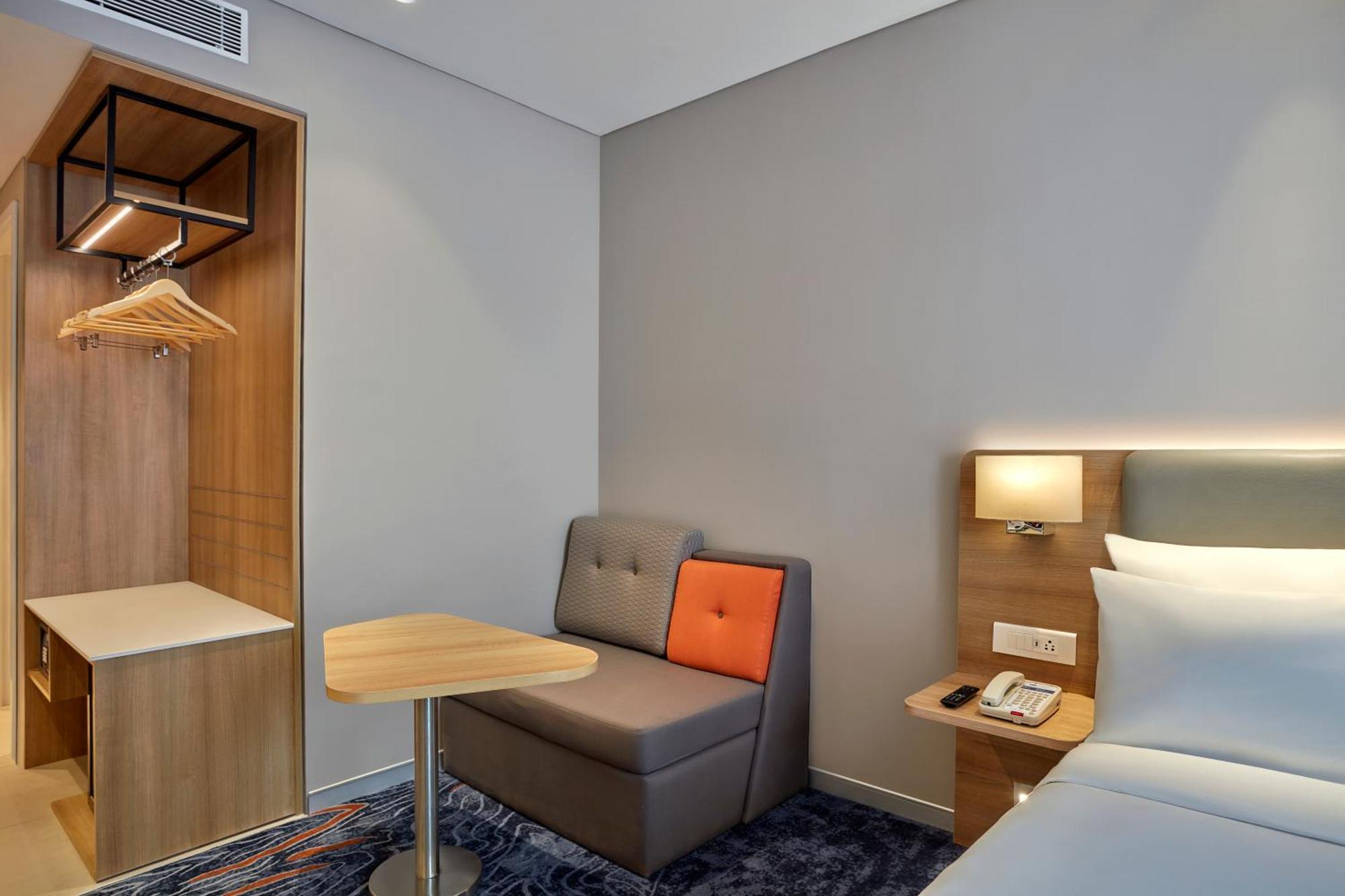 Holiday Inn Express Bengaluru Bommasandra By Ihg Kammasandra Eksteriør bilde